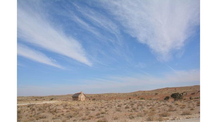 maison en pierre sur fond de ciel bleu