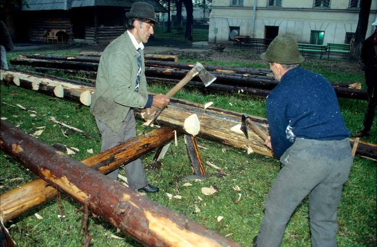 Photo de deux hommes qui équarrissant à la hache à ébaucher