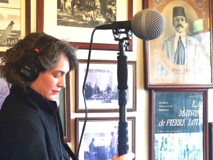 Anne Kropotkine en enregistrement au café Pierre-Loti