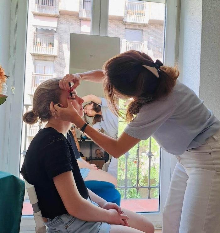 Anne-Aymone coah en images - en direct d'une séance maquillage à Madrid