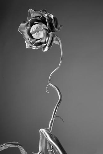 sculpture rose en métal