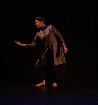 Anette Leday dansant dans S.Thala