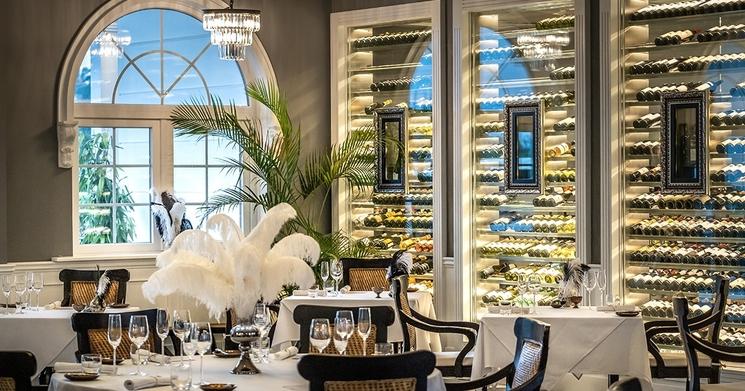 Restaurant L'Apéritif à Ubud à Bali avec tables aux nappes blanches et cellier à vins