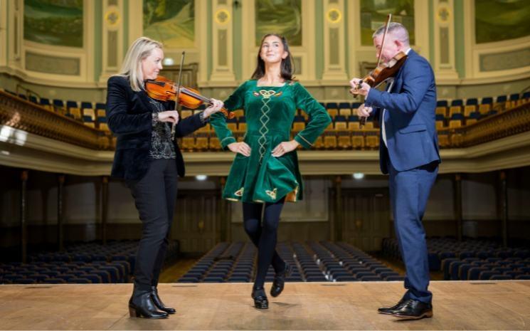 Ards CCE sur scène à l'Ulster Hall, Belfast