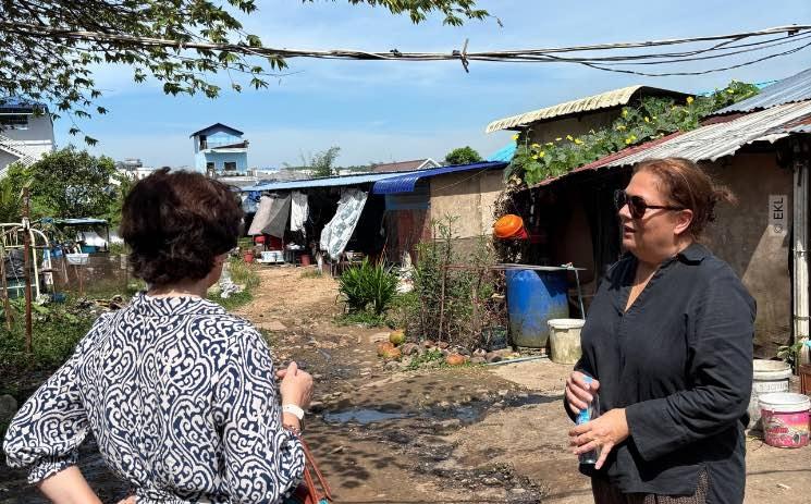 Ariane Chapelle découvre le quartier de Klang Leu, dans lequel opère EKL