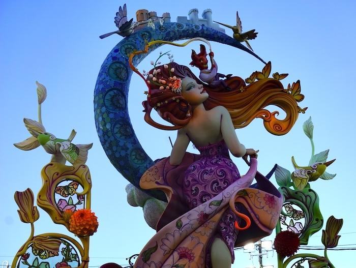 Ninot représentant un spectacle onirique avec une fée et la lune