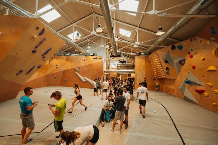 du monde attend pour grimper