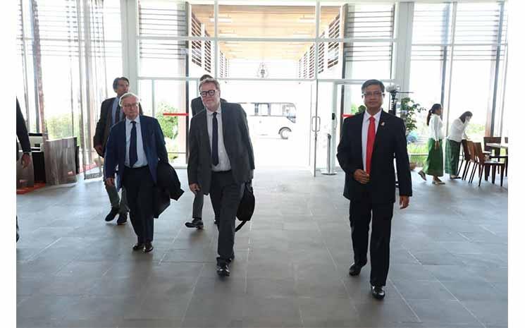 Arrivée de la delegation francaise du Senat