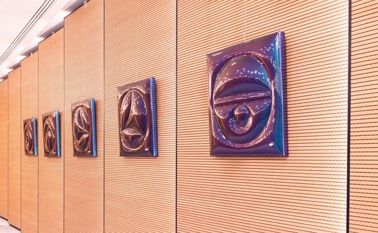 des tableaux exposés sur un mur