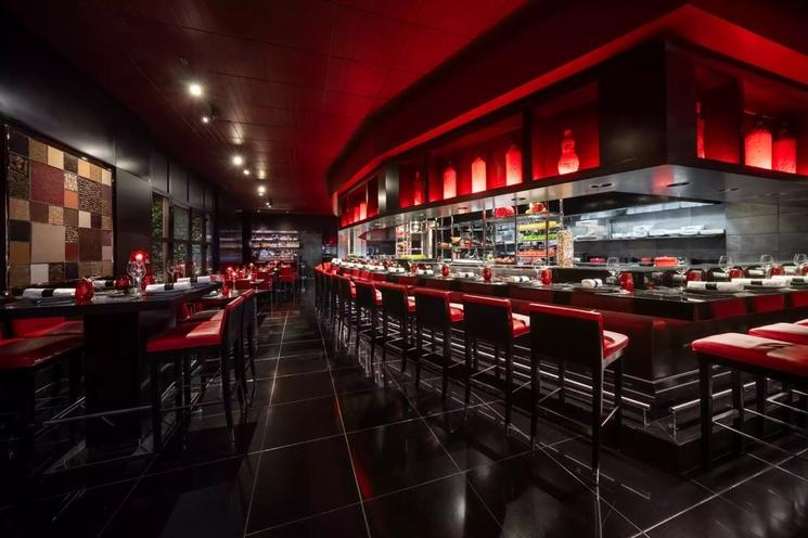 Joël Robuchon : Véritable institution de la haute gastronomie à Las Vegas, le Restaurant de Joël Robuchon au MGM Grand propose une cuisine française très raffinée dans un décor spectaculaire inspiré de l’Art déco. Dirigé aujourd’hui par le chef Eleazar Villanueva, il a décroché deux étoiles Michelin.