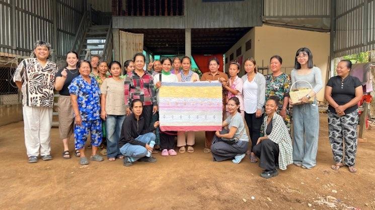 Au Cambodge, des tisserandes redonnent vie aux déchets textiles