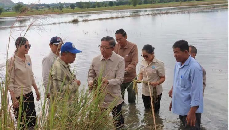 Autorité cambodgienne inspectent les dégats des innondations