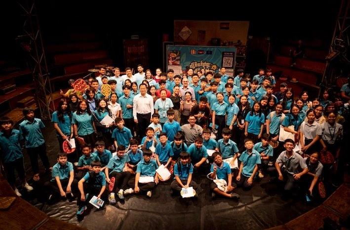 Au Cambodge, le cirque pour alerter sur les dangers des antibiotiques