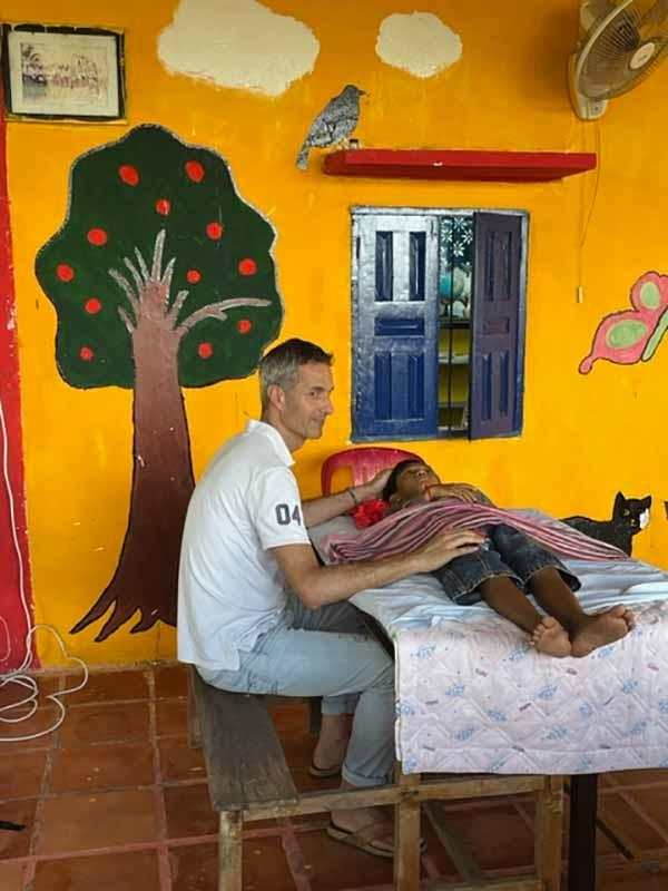 Au centre Shade for children de Kep