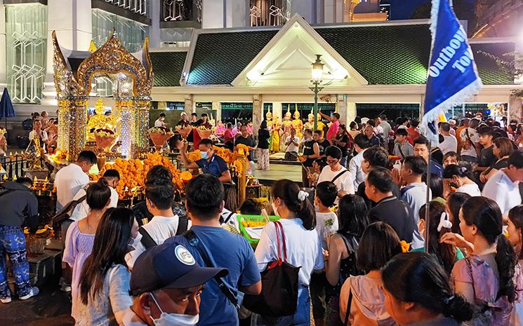Une foule de fideles se rassemblent autour de l'autel d'Erawan a Bangkok