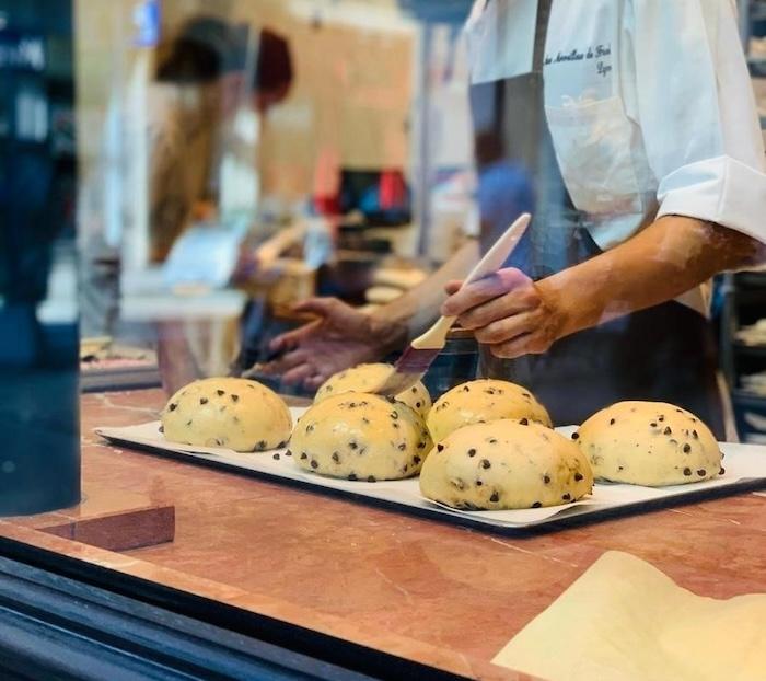 le patissier prépare des cramiques à madrid