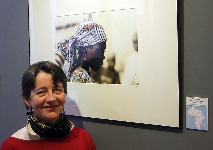 Béatrice K-Sim devant une des photos de l'exposition