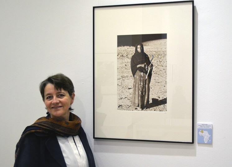 Béatrice K-Sim devant une des photos de l'exposition