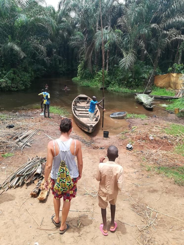Elisa Zaccagna et un enfant au bord d’un marigot