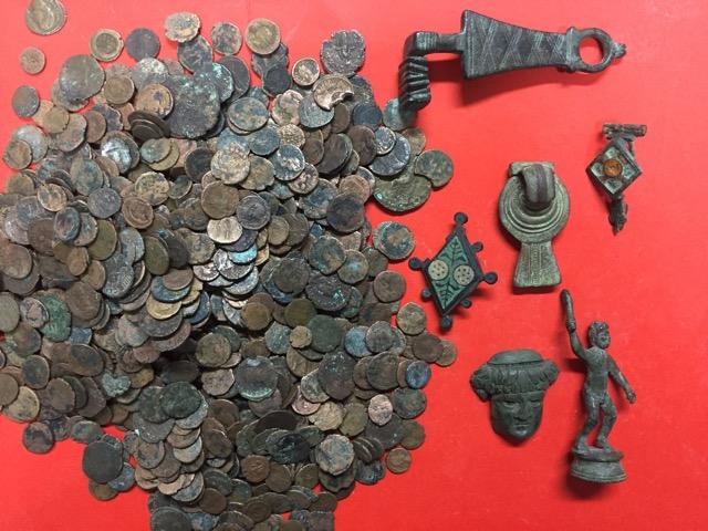 Lots de monnaies, de fibules et de statuettes antiques Crédit photo : Xavier DELESTRE – DRAC-SRA PACA