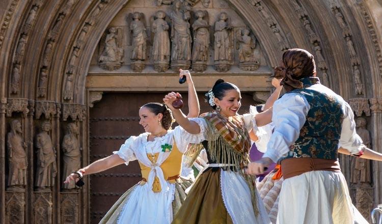 BAILES REGIONALES EN LA CALLE (BALLS AL CARRER)