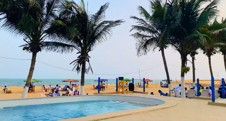 La piscine du Tahiti Hôtel de Cotonou avec vue sur l’océan