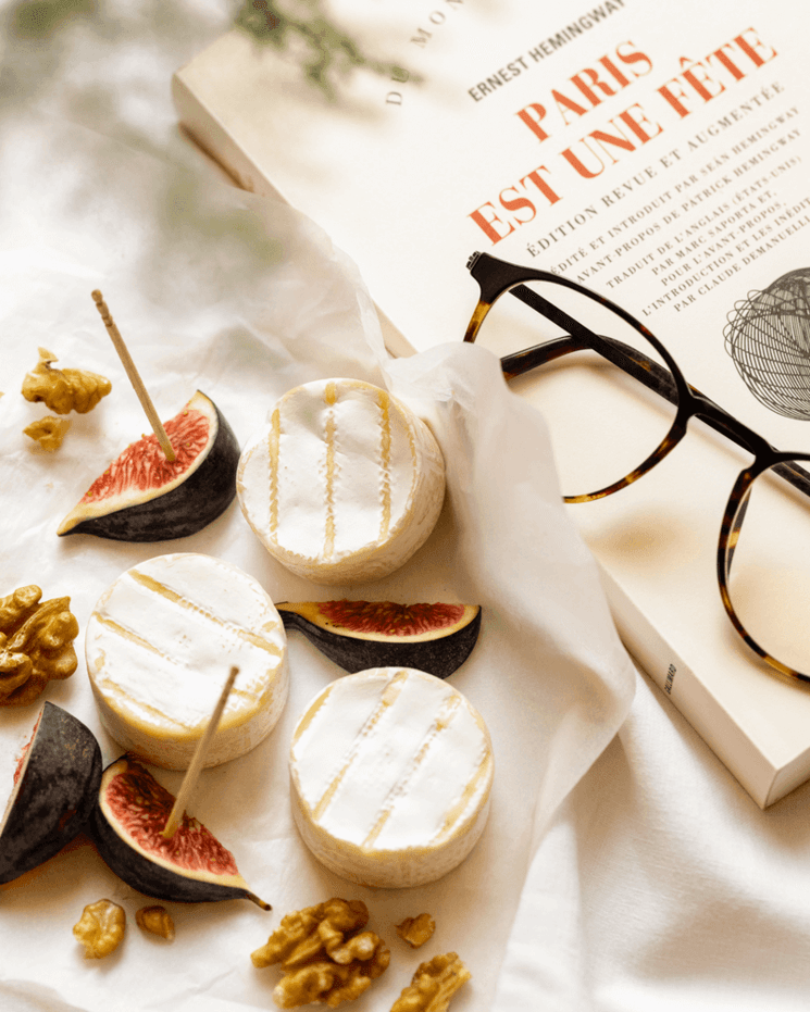Fromage avec figue, des lunettes et un livre Paris