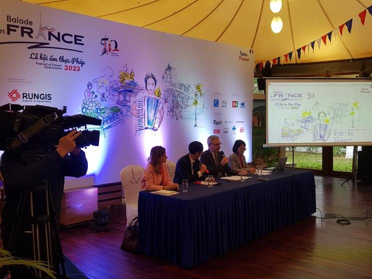 balade en France présenté lors d'une conférence de presse le 28 mars 2023 à Hanoi
