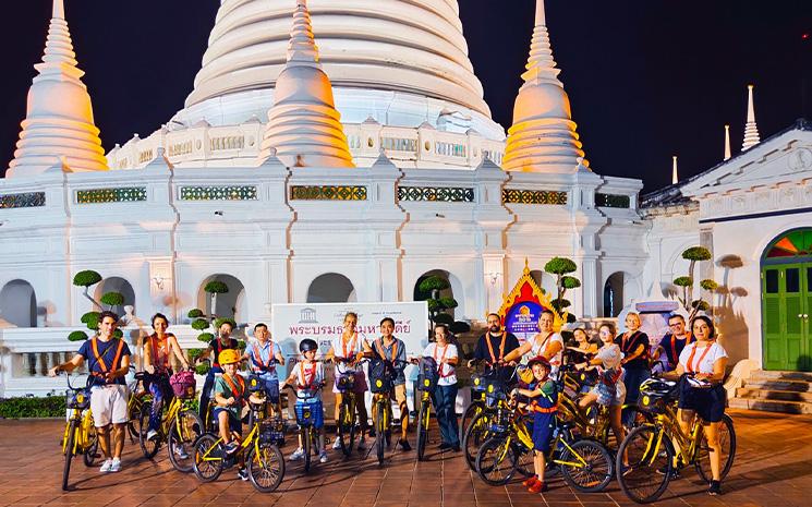 Photo de groupe de membres de l'association Bangkok Accueil lors d'une sortie velo dans la capitale thailandaise
