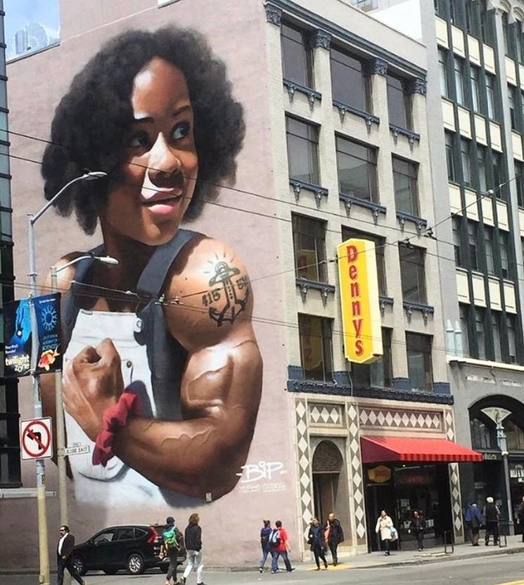 Peinture murale d'une femme aux muscles surdeveloppés