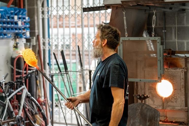 Souffleur de verre à la galerie Peter Layton (crédit : Guillaume Loyau)