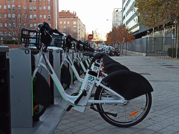 une rangée de velos BiciMad de Madrid