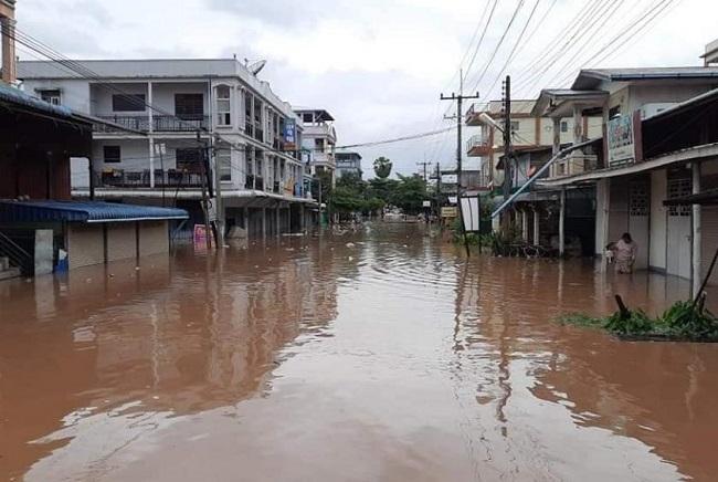 Une rue inondee d'une ville de Birmanie