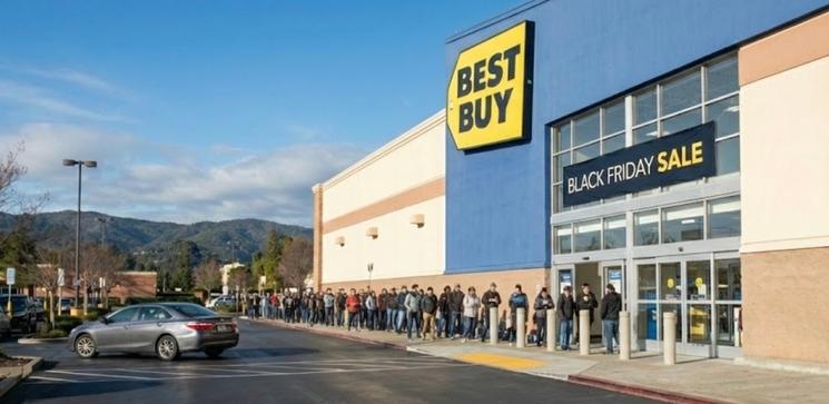 Une file d'attente devant un magasin Best Buy pour Black Friday