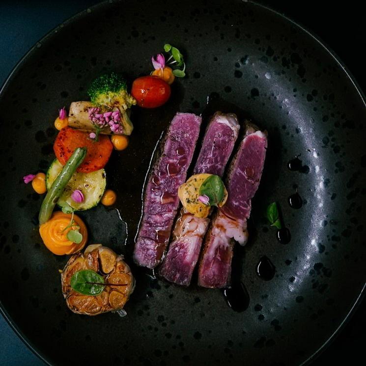 Vue d'un plat de viande au restaurant Medium Rare Chiang Mai