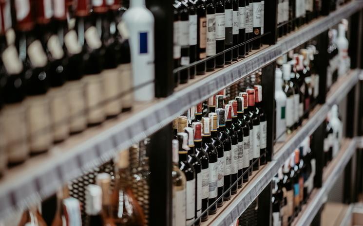 Etagere de vins et spiritueux dans une boutique The Barrel en Thailande