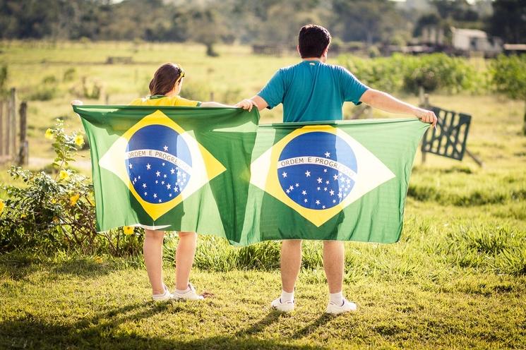 Photo d'un couple avec un drapeau brésilien