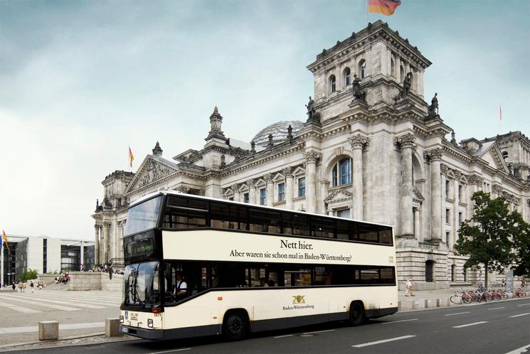 Bus touristique floqué "Nett hier" à Berlin - © Scholz & Friends