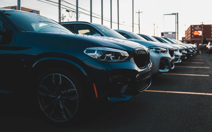 Des voitures chez un concessionnaire