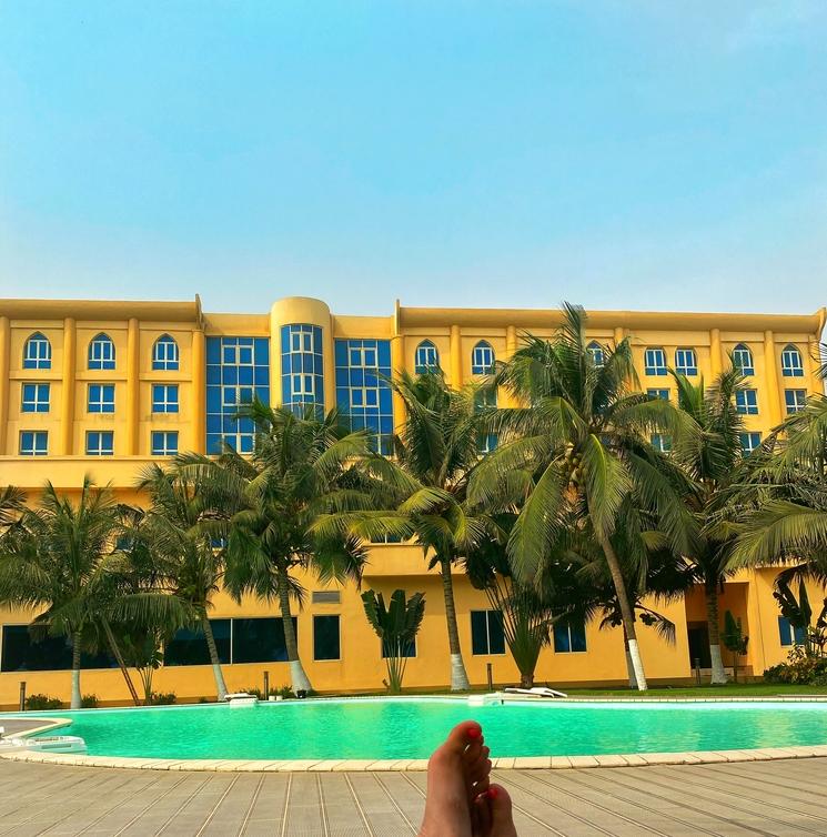 Vue sur la piscine de l’hôtel Azalaï