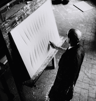 Shunk-Kender, Lucio Fontana trabajando en su estudio, París, ca. 1958. Bibliothèque Kandinsky, Centre Pompidou. Fonds Fontana. © Lucio Fontana a través de SIAE 2022.