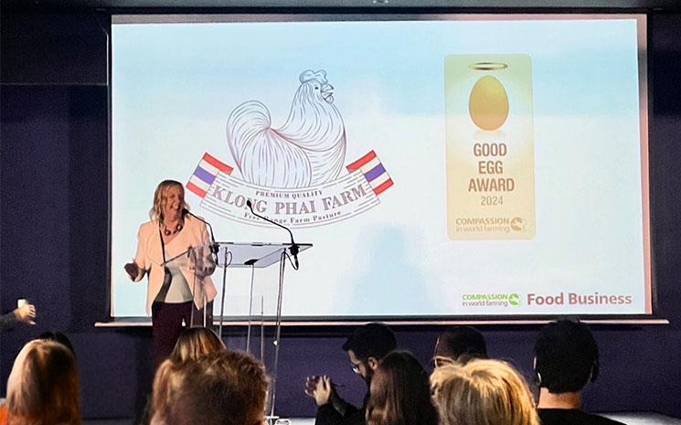 Remise du prix Good Egg Award a la societe Klong Phai Farm par l'ONG CIWF