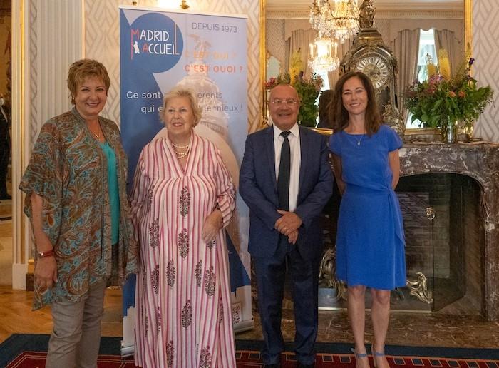 l'ambassadeur entourées de représentantes de l'association