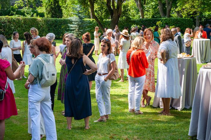 beacoup de monde dans les jardins de la résidence de France