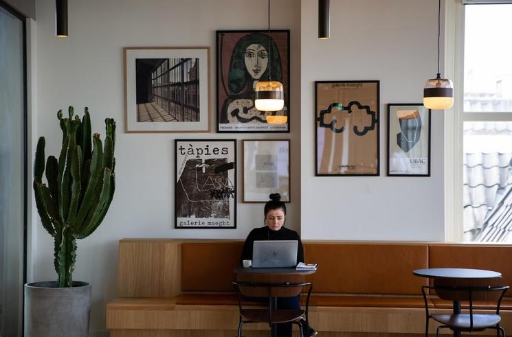 Personne seule dans un café