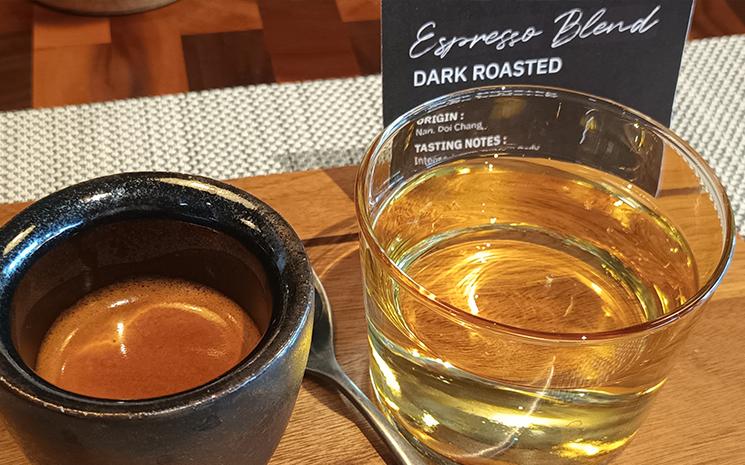 Un plateau cafe servi a la Food School Bangkok