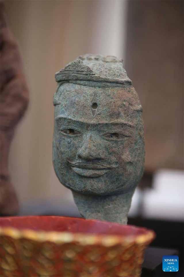 ambodia celebrates return of 70 looted