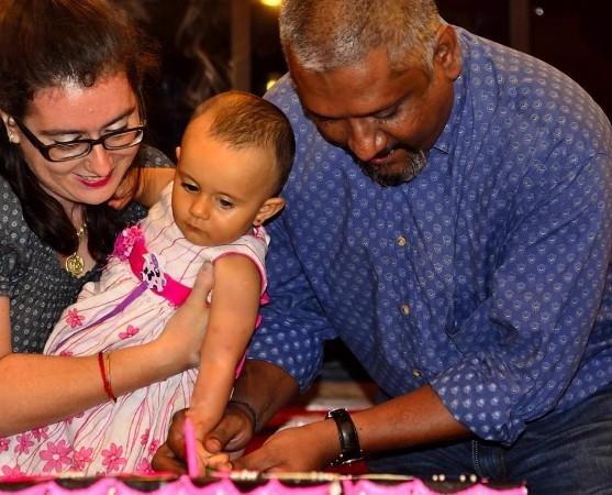 Camille, Karthic et Tara pour le 1er anniversaire de Tara