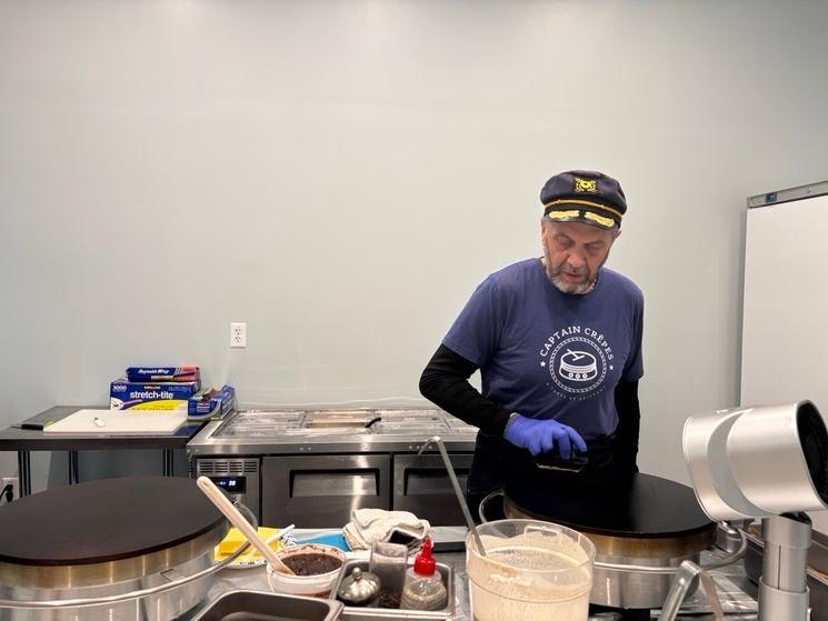 Maxime Rouxel prépare une galette derrière sa billig dans la cuisine ouverte de Captain Crêpes au Cherry Creek Shopping Center, à Denver. Crédit : Fiona Dumas