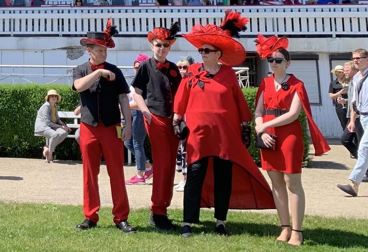 famille Tetzner vêtue de rouge